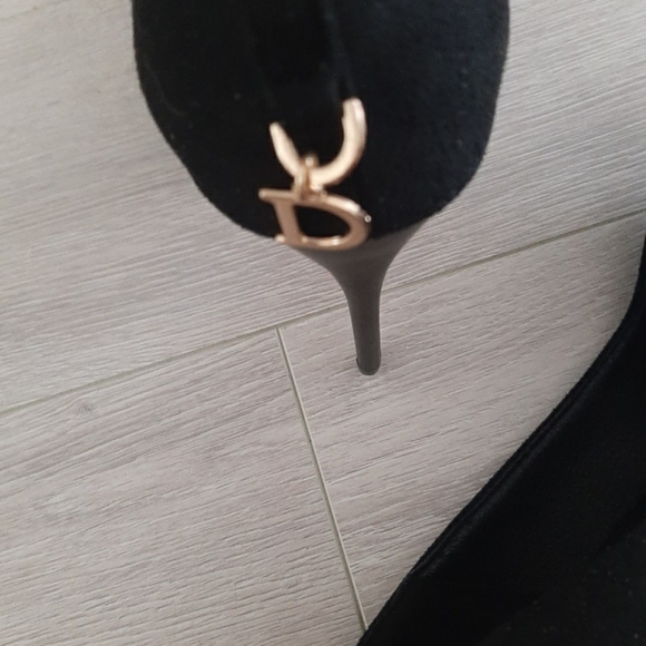 Pumps - Picture 2 of 3